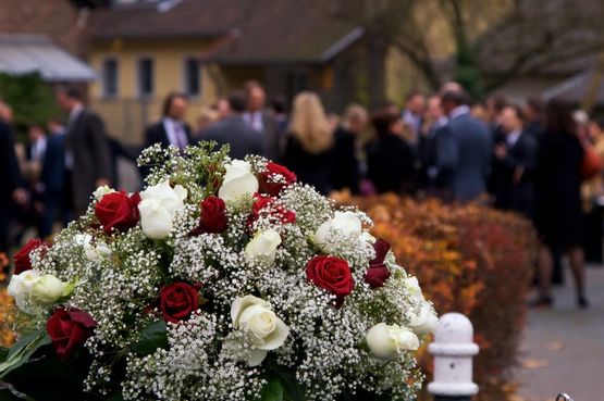 Funeraria y Tanatorio Sor Mónica. Baeza flores y personas en funeral