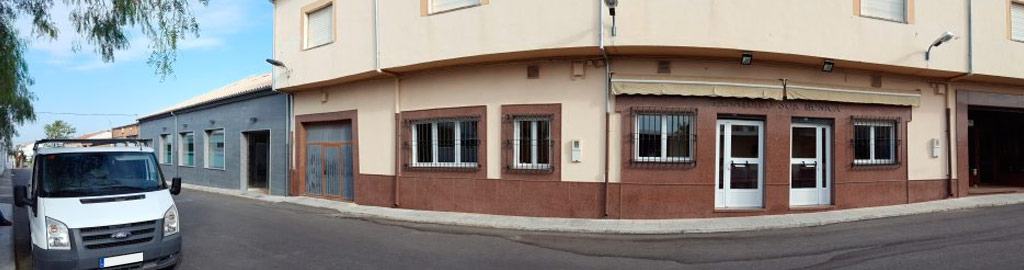 Funeraria y Tanatorio Sor Mónica. Baeza vehículo parqueado frente a local