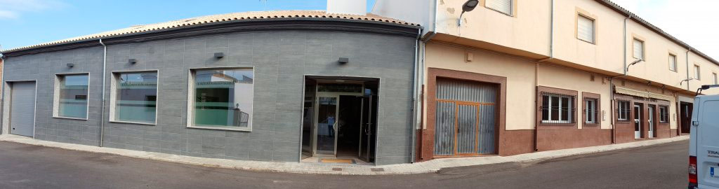 Funeraria y Tanatorio Sor Mónica. Baeza fachada con ventanas y puertas